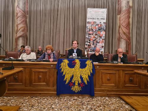 L'assessore Gibelli (seconda da sinistra) ricorda Pier Paolo Pasolini alla presentazione del libro "Anime in cros"