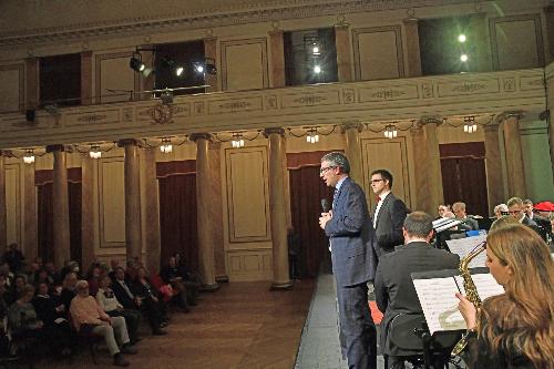 Il saluto istituzionale dell'assessore Pierpaolo Roberti sul palco del teatro Verdi di Trieste