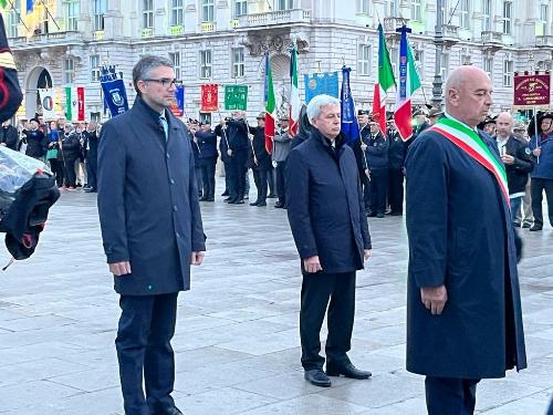 L'assessore Roberti (a sinistra) alla cerimonia solenne presso la Scala Reale a Trieste