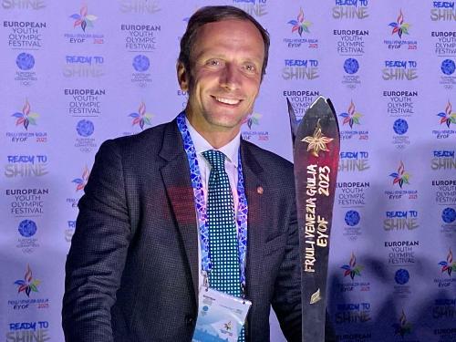 Il governatore della Regione Massimiliano Fedriga con la fiaccola delle Olimpiadi invernali giovanili 