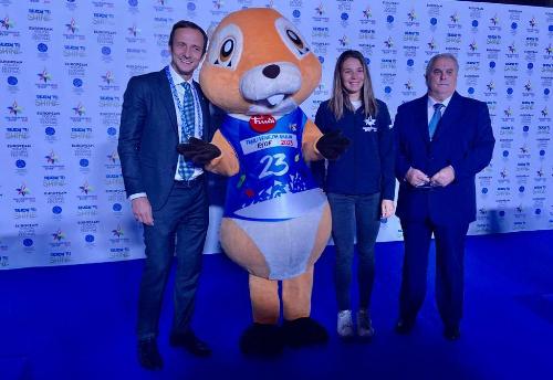 Il governatore della Regione Massimiliano Fedriga con la mascotte dei giochi Kugy, la campionessa Sara Scattolo e il presidente del comitato organizzatore di Eyof 2023 Maurizio Dunnhofer
