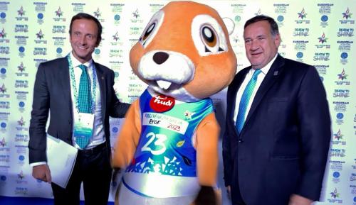 Il governatore della Regione Massimiliano Fedriga con il presidente  dei Comitati olimpici europei Spyros Capralos e la mascotte di Eyof 2023.