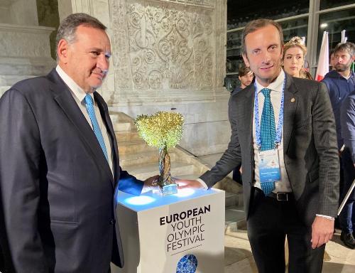 Il governatore durante un momento della cerimonia