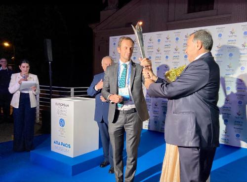 Il governatore della Regione Massimiliano Fedriga con la fiaccola delle Olimpiadi invernali giovanili 