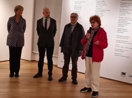 L'assessore Tiziana Gibelli all'apertura al pubblico della mostra fotografica  su Erwitt a Pordenone