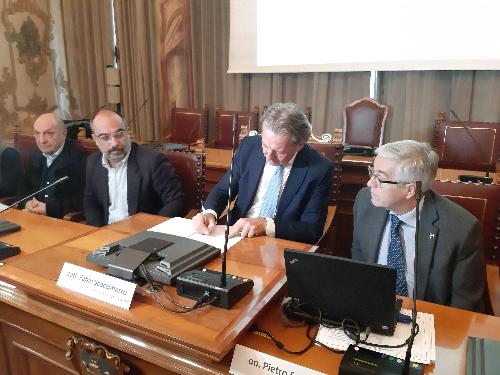 L'assessore regionale alla Difesa dell'ambiente, energia e sviluppo sostenibile Fabio Scoccimarro alla firma del Contratto di fiume del Rio Roiello