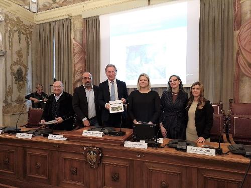 L’assessore regionale alla Difesa dell'ambiente, energia e sviluppo sostenibile Fabio Scoccimarro al centro, con i rappresentanti dei Comuni di Udine e Pradamano, Comitato Amici del Roiello di Pradamano, Legambiente e Consorzio di bonifica pianura friulana per la firma del contratto di fiume