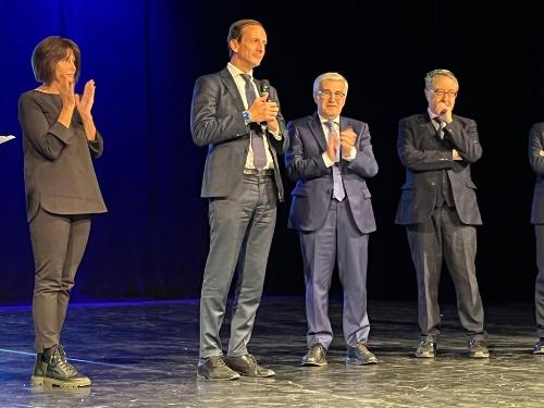 Il governatore del Friuli Venezia Giulia, Massimiliano Fedriga, sul palco dell'evento "Marinelli 100" con l'assessore regionale Alessia Rosolen.