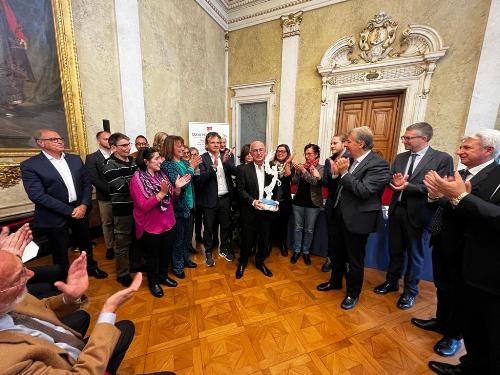 La consegna del Premio Barcola  al professor Giorgio Berlot, direttore della Struttura complessa di Anestesia, Rianimazione e Terapia Antalgica dell’Azienda sanitaria universitaria Giuliano Isontina, e alle donne e gli uomini che fanno parte della sua squadra.