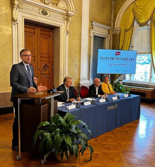 L’assessore regionale alle Autonomie locali Pierpaolo Roberti durante la consegna del Premio Barcola 2022