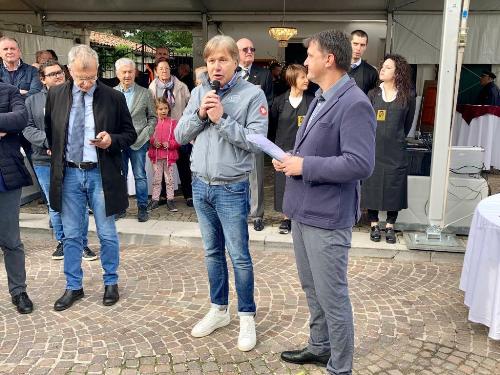 L'intervento dell'assessore regionale al Turismo Sergio Emidio Bini durante la festa dell'oca e del vino novello di Lavariano