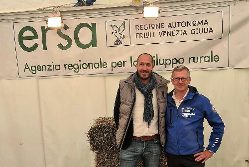 L'assessore regionale Stefano Zannier con il sindaco di Gemona nello stand dell'Ersa in occasione di "Formaggio e dintorni".