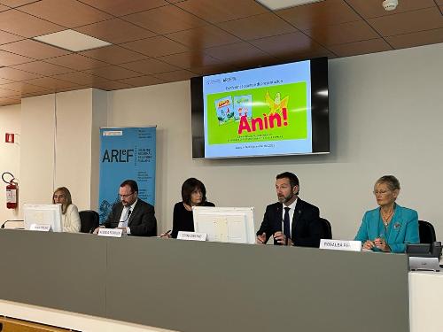 L'assessore regionale all'istruzione Alessia Rosolen durante la conferenza stampa di presentazione di "Anìn!", il primo manuale per l'insegnamento della lingua e della cultura friulana nelle scuole primarie.