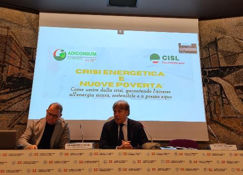 L'assessore regionale alle Attività produttive e Turismo, Sergio Emidio Bini, in apertura del convegno,  organizzato da Cisl Fvg e Adiconsum Fvg su crisi eneregetica e nuove povertà.