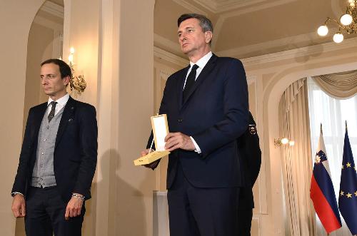 Il presidente della Repubblica di Slovenia Borut Pahor consegna l'Ordine d'Oro al Merito al governatore del Friuli Venezia Giulia Massimiliano Fedriga