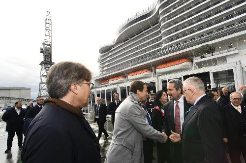 Il governatore Massimiliano Fedriga stringe la mano all'amministratore delegato di Fincantieri Pierroberto Folgiero accanto al presidente del colosso cantieristico Claudio Graziano. In primo piano l'assessore regionale alle Attività produttive e al Turismo Sergio Emidio Bini