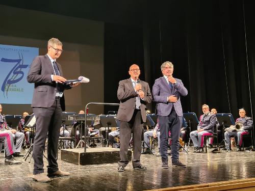 L'assessore Callari (al centro) sul palco del teatro Verdi di Gorizia