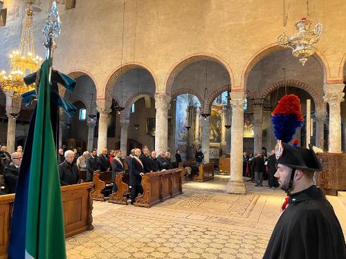 Un momento della santa messa celebrata da monsignor Crepaldi nella cattedrale di San Giusto di Trieste in occasione della Virgo Fidelis, patrona dell’Arma dei Carabinieri