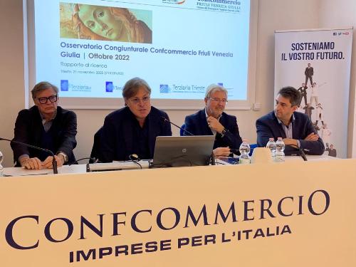 Un momento della conferenza stampa ospitata dalla sede di Trieste della Confcommercio 