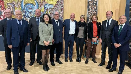Foto di gruppo con l'assessore regionale Barbara Zilli al termine della cerimonia di inaugurazione della mostra di mosaici a Lione