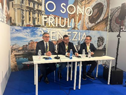 L'assessore regionale Pierpaolo Roberti (primo a sinistra) durante il panel nello stand Fvg