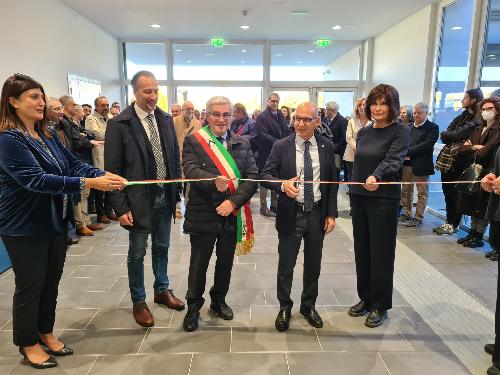 L'assessore Rosolen (a destra) accanto al rettore dell'Università di Udine Roberto Pinton e al sindaco di Udine Pietro Fontanini durante il taglio del nastro.