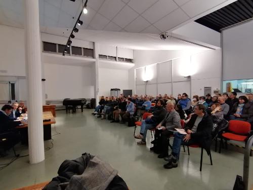 Il pubblico che ha partecipato all'incontro con l'assessore alla Montagna Stefano Zannier nell'auditorium  della Biblioteca di Aviano