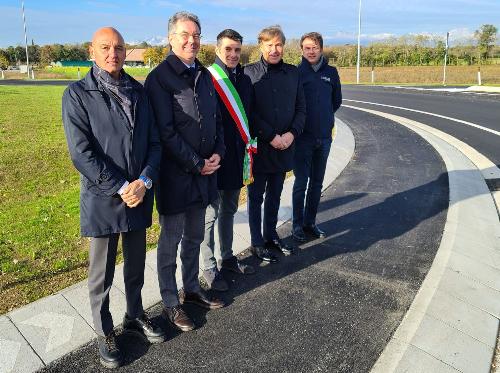 L'assessore Sergio Emidio Bini ha partecipato alla cerimonia di inaigurazione delle nuova rotonda sulla strada regionale 464 a Coseano (Udine)