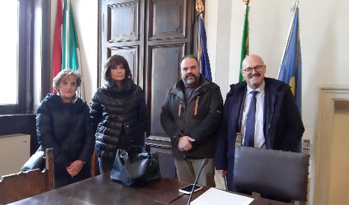 Gli assessori regionali al Patrimonio, Sebastiano Callari (primo a dx), e al Lavoro, Alessia Rosolen (seconda da sx), assieme al sindaco di Pontebba Ivan Buzzi e alla responsabile dei Cpi d'area, Orsola Immacolata Annunziata.
