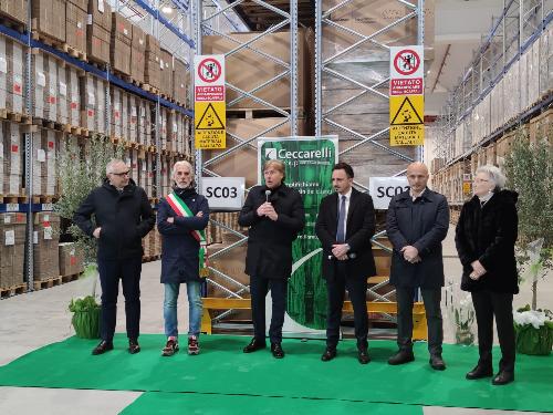L'assessore Sergio Emidio Bini interviene all'inaugurazione del nuovo polo logistico della Ceccarelli Group a Tolmezzo 
