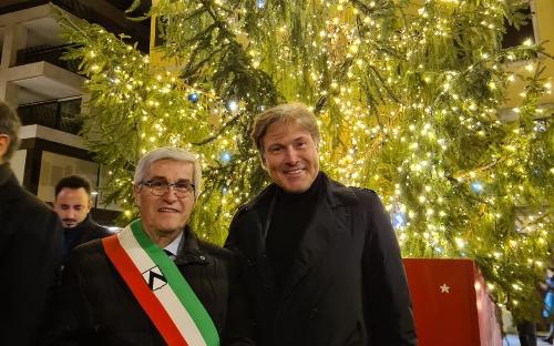 L'assessore regionale alle Attività produttive e turismo Sergio Emidio Bini con il sindaco di Udine Pietro Fontanini all'accensione dell'albero di Natale nel centro storico udinese