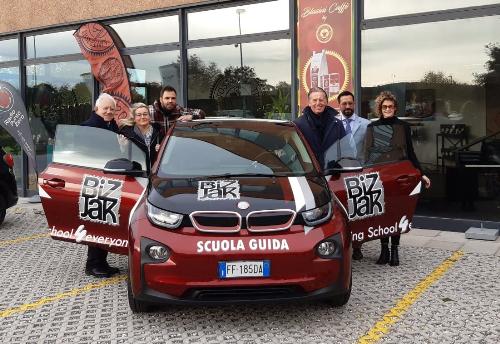 L'assessore regionale Fabio Scoccimarro alla presentazione della speciale automobile elettrica per la scuola guida 