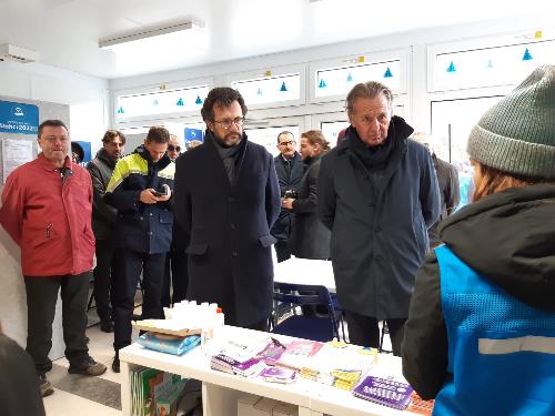 L'assessore regionale Fabio Scoccimarro nel punto di accoglienza di Tarvisio