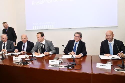 Da sinistra: Andrea Pessina (Segretariato regionale del ministero della Cultura per il Fvg), Roberto Dipiazza (sindaco Trieste), Massimiliano Fedriga (governatore Fvg), Zeno D'Agostino (Autorità di sistema portuale del mare Adriatico orientale), Giulio Bernetti (consorzio Ursus)