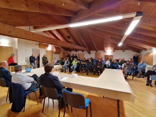 L'incontro dell'assessore Stefano Zannier con la Comunità di montagna a Clauzetto ha visto la partecipazione di residenti e operatori economici