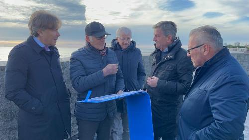 L'assessore regionale alle Attività produttive e turismo Sergio Emidio Bini durante il sopralluogo al cantiere delle terme di Grado, compiuto assieme al sindaco della città Claudio Kovatsch, al presidente della Grado impianti turistici (Git) Roberto Marin.
