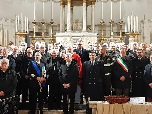 Foto ricordo al termine della messa in Sant'Antonio Taumaturgo a Trieste nella ricorrenza di Santa Barbara, patrona della Marina Militare, con la Regione rappresentata dall'assessore alla Sicurezza Pierpaolo Roberti