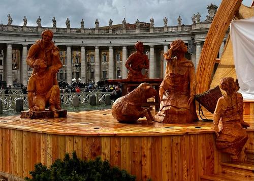 Un particolare del presepe di Sutrio in piazza San Pietro