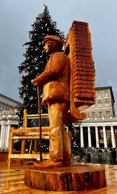 Un particolare del presepe di Sutrio in piazza San Pietro