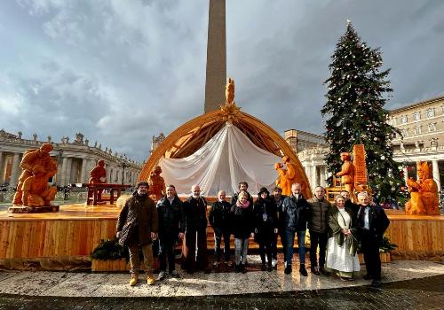 Una foto di gruppo degli artisti che hanno realizzato il presepe di Sutrio in piazza San Pietro, proco prima della sua scopertura.