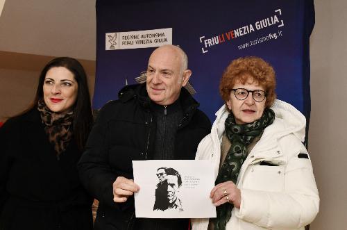 L'assessore regionale alla Cultura, Tiziana Gibelli, assieme all'assessore alla Cultura di Gemona del Friuli, Flavia Virilli e al fumettista pordenonese Emanuele Barison.