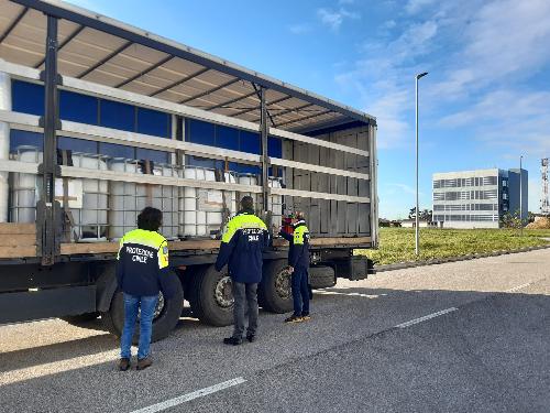 Il camion partito in questi giorni dalla sede della Pcr Fvg di Palmanova con la sostanza estinguente 