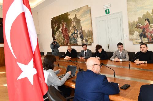 Un momento dell'incontro con i rappresentanti delle regioni di Adana e Mersin nel palazzo della Regione