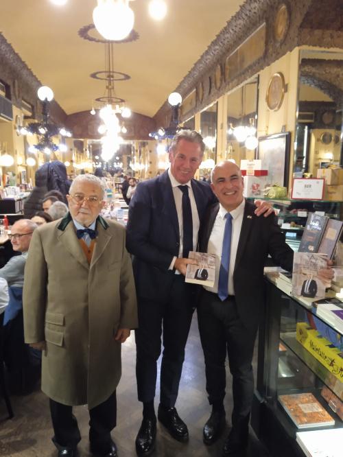 L’assessore regionale alla Difesa dell’ambiente, Fabio Scoccimarro, con l’ex ambasciatore di Israele in Italia, Dror Eydar.