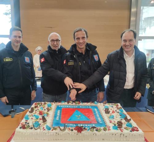 Il taglio della torta per la 22. Giornata del volontario di Protezione civile (Aristei, Riccardi, Fedriga, Ciriani)