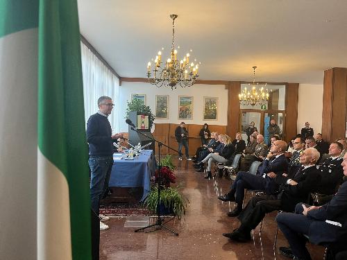 L'assessore Pier Paolo Roberti alla presentazione del calendario dei Carabinieri 2023 in lungua friulana