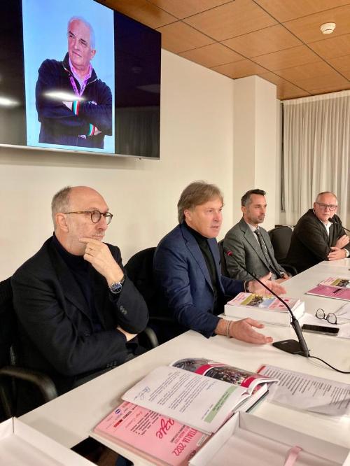 L'intervento dell'assessore Bini alla presentazione della brochure sulla 20ma tappa del 106mo Giro d'Italia (a destra  Andrea Cainero e Paolo Urbani)