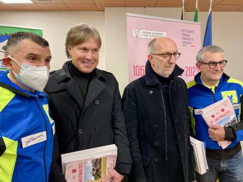 Riccardi e Bini assieme ai rappresentanti della Motostaffetta Fvg