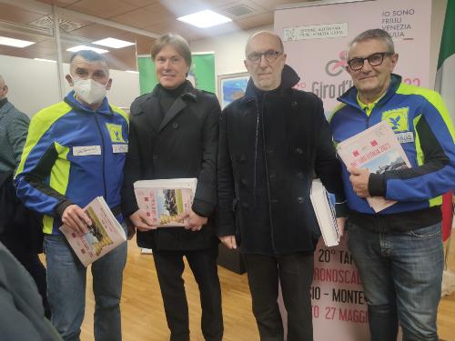 Riccardi e Bini assieme ai rappresentanti della Motostaffetta Fvg