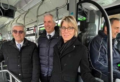 L'assessore regionale Barbara Zilli a bordo del nuovo bus elettrico assieme al sindaco Fontanini e ad Angelo Costa amministratore delegato di Arriva Italia e Presidente di Arriva Udine